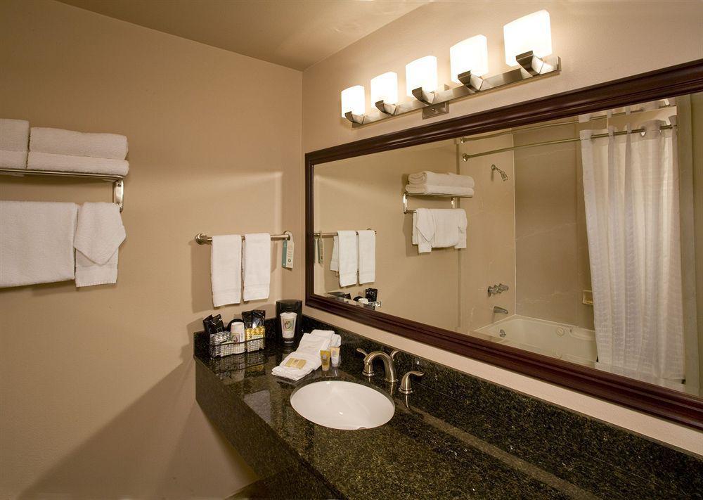 Monarch Hotel & Conference Center Clackamas Extérieur photo